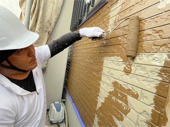 外壁塗装をしている職人